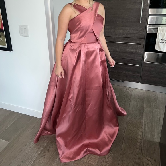 Monique Lhuillier gown - Picture 3 of 6